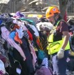 En cada catástrofe se suma el problema de las donaciones descontroladas. Cerros de ropa acumulada y prendas en mal estado ya están tomando protagonismo en medio de la emergencia por los incendios forestales.