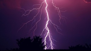 Incluye a la Región Metropolitana: Meteorología emite alerta y aviso por tormentas eléctricas en zonas de siete regiones