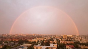 Video muestra gran arcoíris en Santiago luego de precipitaciones y tormentas eléctricas