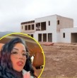 Jenny Ramos es integrante de la banda delictual que estafó con $700 millones a la actriz Amparo Noguera, dinero que la antisocial utilizó para comenzar a construir una gran vivienda en la localidad de Longotoma.