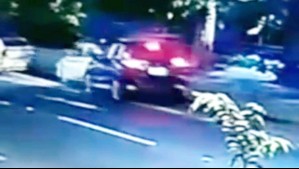 Cámara captó choque de conductora ebria en Providencia: Impactó un auto estacionado y arrojó 1,5 en alcotest