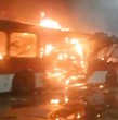 Un grupo de delincuentes incendió dos buses del sistema RED en la comuna de Pudahuel. El motivo apuntaría a la conmemoración del sexto aniversario de la muerte de un barrista de Colo-Colo.