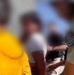Una jauría de 9 delincuentes atacó a una mujer a la salida del Metro Príncipe de Gales en la comuna de La Reina para robarle su celular. Tras el delito, solo 3 de ellos quedaron privados de libertad.