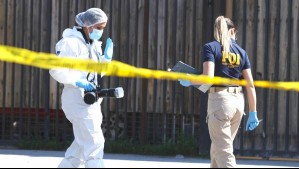 Investigan doble homicidio por balacera en plaza de La Pintana: Desconocidos percutaron más de 30 disparos