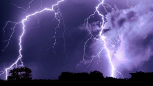 Senapred declara 'alerta' por tormentas eléctricas para zonas de cuatro regiones del país: Se hizo llamado a 'resguardarse'