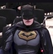 Un hombre se disfrazó de Batman para protestar contra el Servicio de Control de Inmigración y Aduanas (ICE) en una audiencia en California, luego de que dos personas fueran asesinadas por agentes en Minneapolis.
