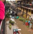 Un block de departamentos de la avenida El Conquistador de Maipú quedó completamente anegado tras las intensas lluvias de esta tarde. Varios vecinos del lugar intentaron romper un muro para que el agua pudiera bajar su nivel.