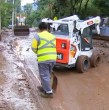 Las intensas precipitaciones provocaron un alud en el camino Huallalolén, de la comuna de Lo Barnechea, razón por la que este domingo trabajan con maquinaria para retirar el barro que bloquea la entrada a las viviendas del sector.