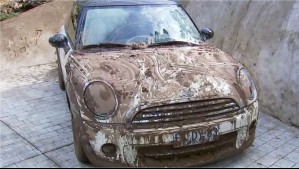 Bañados en barro: Así quedaron los autos tras aluvión en Lo Barnechea