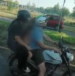 Indignación ha generado una serie de videos que muestran a padres que transportan a sus hijos menores de edad en motocicleta. Los niños no portan casco y en algunas ocasiones hasta tres personas viajan en el medio de transporte.