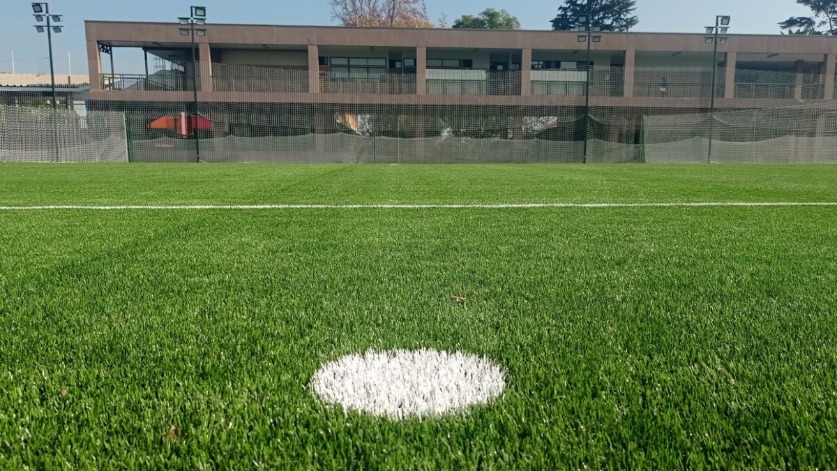 Proponen eliminar canchas de fútbol de los colegios en municipio español: 'Las niñas quedan relegadas a los márgenes'