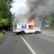 Un rescate digno de una película se registró en el estado de Washington, luego de que agentes de la policía y un civil unieran fuerzas para salvar a un cartero atrapado en camión que se incendiaba.