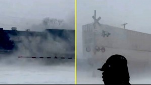 Chofer se salvó de milagro: Tren chocó a toda velocidad a un camión en plena tormenta de nieve en EEUU