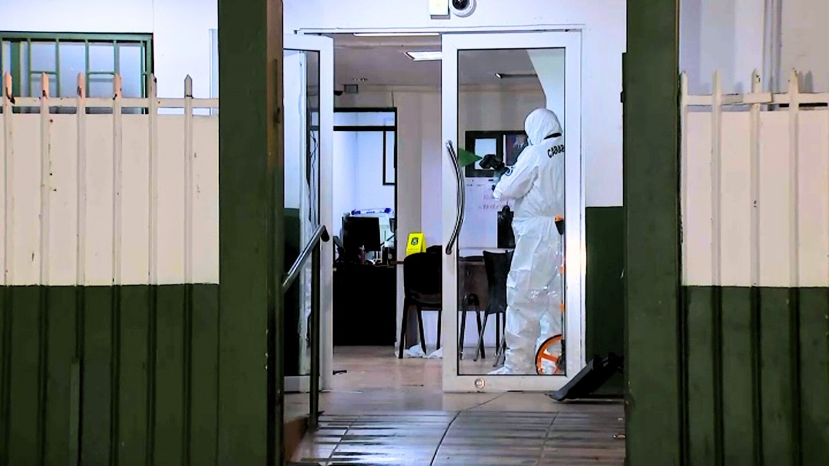 Detenido roba arma de carabinero y dispara al menos dos veces en comisaría de Cerrillos