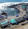 En la playa Palo Buque, en Iquique, familias se instalan con toldos en noviembre y permanecen allí hasta febrero. Aseguran que cuentan con permiso de la Gobernación Marítima y que ya es una tradición.