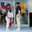 Este viernes fue clausurado un mall chino ubicado en el Barrio Meiggs, debido a que comercializaba medicamentos de fabricación china sin permisos del ISP. Antes, el mismo local vendía animales exóticos para consumo.