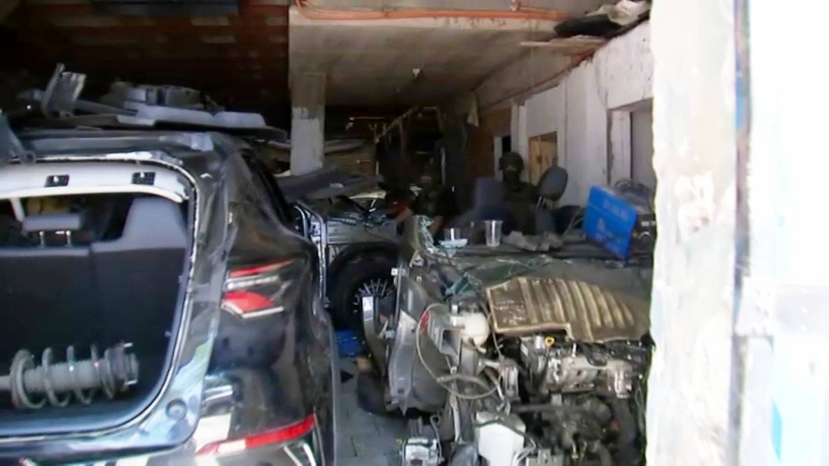 Desbaratan taller clandestino en San Joaquín: Tenían autos con encargo por robo