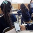 La ley que regulará el uso de teléfonos celulares y otros dispositivos móviles en todas las aulas del país comenzó a ser comunicada a los sostenedores por el Mineduc, que el mes pasado les hizo llegar un oficio con sus lineamientos.
