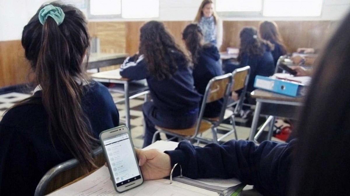 Colegios se preparan para regular uso de celulares en las salas este año