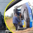 Un bus de la línea Nueva Sotrapel volcó en avenida Gran Bretaña con Evangelista Torricelli, en Talcahuano. El hecho dejó una persona fallecida y dos lesionadas. La SIAT investiga la dinámica.