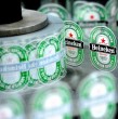 Heineken enfrenta una fuerte crisis financiera y anuncia la eliminación de hasta 6.000 empleos en los próximos dos años. La cervecera reportó una caída del 2,4% en sus volúmenes y advierte que los recortes se concentrarían en Europa.