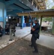 Un hombre de 18 años irrumpió en una escuela de Tailandia, causando pánico al realizar disparos y tomar rehenes. Aunque no se han confirmado muertes, dos personas resultaron heridas, incluyendo una estudiante de 14 años y la directora de la escuela.