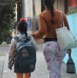 Cuba atraviesa una situación crítica marcada por el aumento de cancelaciones de vuelos, apagones de luz y racionamiento de combustible. Las escuelas han reducido la jornada escolar a media jornada como parte de un plan de racionamiento nacional.