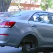 Meganoticias encontró tres vehículos que fueron desmantelados en distintos puntos de la capital por bandas delictuales. En cuestión de minutos, estos grupos lograron sustraer neumáticos y otras piezas de los automóviles.