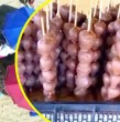 Autoridades sanitarias investigan la presencia de componentes tóxicos en frutillas con chocolate vendidas en playas chilenas. La sospecha surgió al observar que el chocolate no se derrite con el calor, lo que sugiere la adición de otras sustancias.