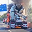 Un camión se incendió la mañana de este viernes en plena Autopista Central, en la comuna de La Cisterna, Región Metropolitana. Una falla eléctrica habría producido el siniestro que, afortunadamente, no dejó lesionados.