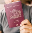 El pasaporte es el documento más importante para viajar al exterior, pues contiene toda la información personal del titular. Puede solicitarse en cualquier momento ante el Registro Civil