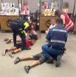 Un violento asalto se registró la tarde de este sábado en una tienda de celulares de la comuna de Providencia, en la Región Metropolitana. Tres adolescentes fueron detenidos posteriormente.