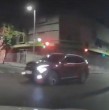 Un grave accidente de tránsito ocurrió en la madrugada de este martes en el centro de Santiago. En un video compartido a Meganoticias, se aprecia que un auto con dos ocupantes, quienes terminaron heridos, volcó tras chocar con un taxi.