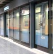 Este martes, comenzaron las instalaciones de las nuevas puertas en la Línea 1 del Metro de Santiago, medida que busca dar mayor seguridad a los ciudadanos. La iniciativa comenzó a implementarse en la estación San Pablo.