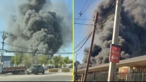 Incendio estructural se registra en Quilicura: Columna de humo negro es visible de varios puntos