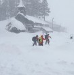 Rescatistas trabajan para encontrar a nueve esquiadores desaparecidos tras una avalancha en el norte de California, Estados Unidos, en medio de una fuerte tormenta, informaron las autoridades locales.