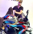 El influencer Hernán Nano Calderón presentó su nueva baby, su moto BMW M1000RR M Competition avaluada en un precio que inicia desde los $48.290.000 en su modelo base. Revisa el momento.