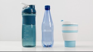 Alerta por bacterias en botellas de agua: Estudio revela que tienen muchos más gérmenes que un inodoro