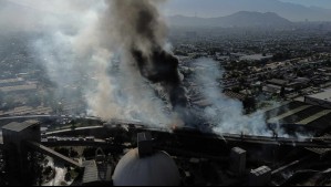Seremi de Salud entrega recomendaciones por humo tras enorme explosión en la zona norte de Santiago