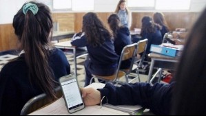 ¿Cuándo entra en vigencia la ley que prohíbe el uso de dispositivos móviles en la sala de clases?