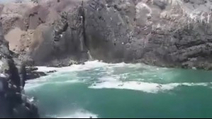 Se lanzan desde grandes alturas y cerca de rocas: Video muestra temerario actuar de veraneantes en Iquique