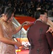 Pablo Chill-E no pasó desapercibido en la Gala de Viña 2026 y esta vez fue por su atuendo. El cantante urbano sorprendió con un traje que llevaba unas marcas en su espalda y él se encargó de explicarlo.