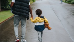 Ley de 40 Horas: ¿Cuánto puedo adelantar o atrasar mi jornada laboral para cuidar a mi hijo?