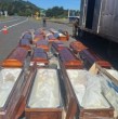 Durante un control en la Carretera Austral, Carabineros interceptó un camión y descubrió que transportaba marihuana escondida en ataúdes, lo que derivó en la detención de tres individuos.