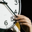Estamos a pocas semanas del cambio de hora en 2026, un momento en el que las personas deben retrasar sus relojes 60 minutos para darle la bienvenida al horario de invierno y despedir al de verano