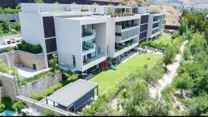 Terraza panorámica, piscina temperada y acceso independiente: Así es el departamento con el arriendo más caro de Santiago