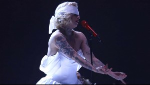 Con look Marilyn Monroe y ojos vendados: Mon Laferte abrió la quinta noche con una puesta en escena impactante