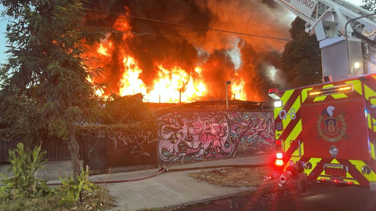 Incendio afecta a una fábrica de Independencia: Se realizaron cortes de tránsito