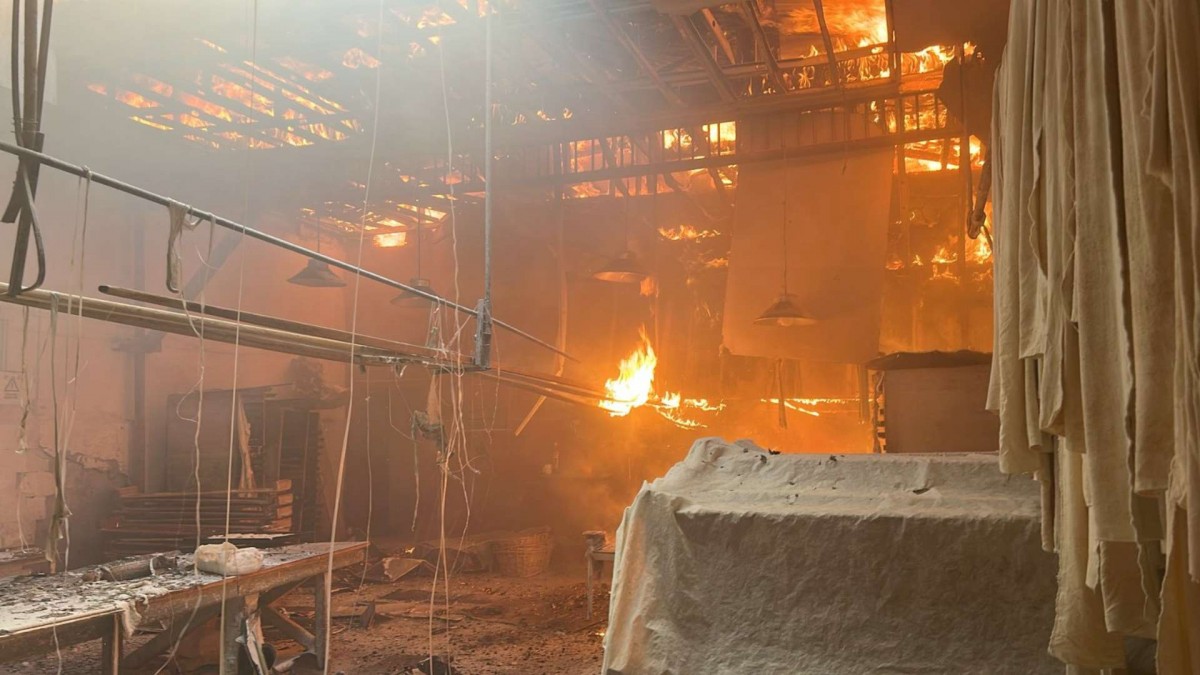 Incendio afecta a local comercial en Santiago Centro: Bomberos de 14 compañías llegaron a la emergencia