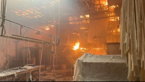 Incendio afecta a local comercial en Santiago Centro: Bomberos de 14 compañías llegaron a la emergencia